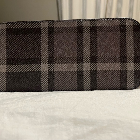 New without tags. Dooney & Burke Graham Gray Plaid Suki Crossbody purse - Picture 4 of 5